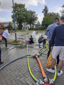 908897 Afbeelding van het onderdeel 'brandspuiten voor kinderen' tijdens de open dag van de vrijwillige brandweer van ...